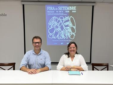 El batle de Manacor, Miquel Oliver, amb la delegada de Fires, Júlia Acosta, durant la presentació de la Fira de Setembre 2023. 