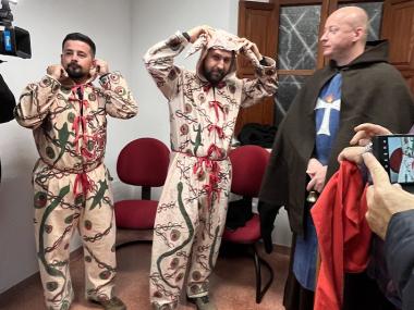 La colla de dimonis i Sant Antoni es vesteix per al primer ball de 2024.. 