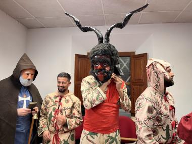 La colla de dimonis i Sant Antoni es vesteix per al primer ball de 2024.. 