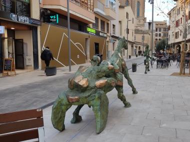 El conjunt escultòric de Llorenç Ginard instal·lat a la plaça des Cós. 