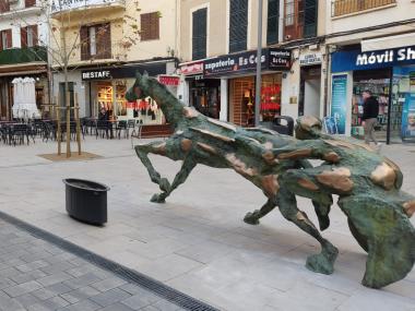 El conjunt escultòric de Llorenç Ginard instal·lat a la plaça des Cós. 