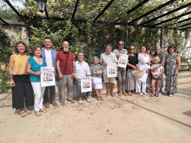 El batle de Manacor, Miquel Oliver, i el delegat de Cultura, Ferran Montero, han compartit una estona amb l’artista Miquel Mesquida i amb els familiars de Llorenç Ginard i Llorenç Femenias, a més del comissari de l’exposició, Antoni Sansó