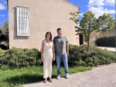 La directora de l'EMM, Margalida Rosselló, i el delegat de Política Lingüística, Sebastià Llodrà, en un dels bars on s'ha començat a repartir el calendari. 