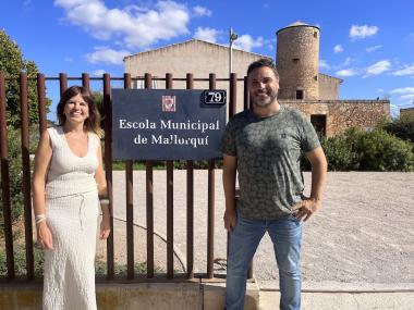 La directora de l'EMM, Margalida Rosselló, i el delegat de Política Lingüística, Sebastià Llodrà, en un dels bars on s'ha començat a repartir el calendari. 