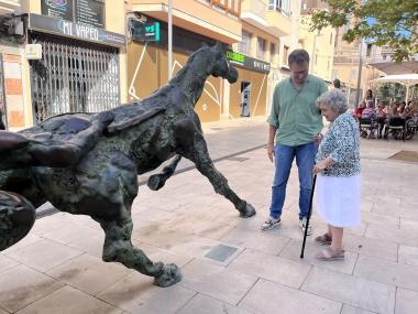 Maria Ferragut i el batle de Manacor, davant la rajola amb la signatura de Ginard. 