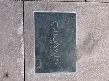 Manacor ret homenatge a l’artista Llorenç Ginard amb una una rajola amb la seva signatura i un tòtem explicatiu a la plaça des Cós