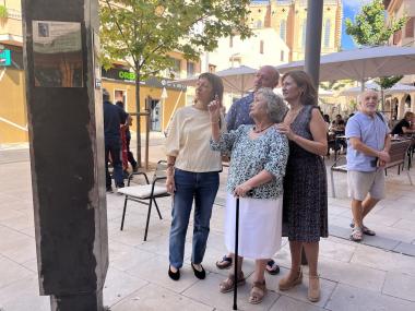 La família Ginard, davant el nou tòtem instal·lat. 