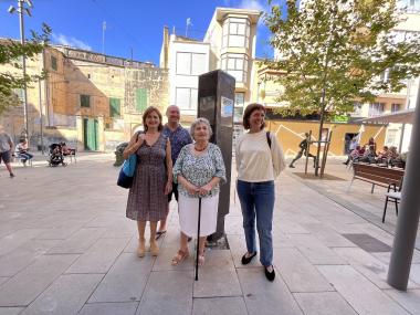 La família Ginard, davant el nou tòtem instal·lat. 