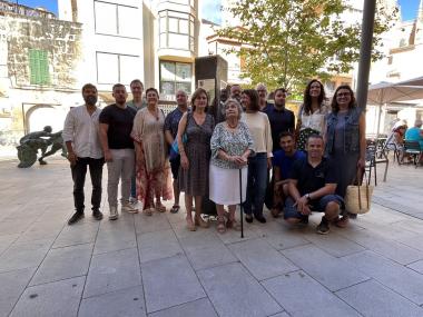 La família Ginard i els representants municipals, davant el nou tòtem instal·lat. 