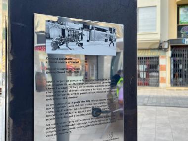 Manacor ret homenatge a l’artista Llorenç Ginard amb una una rajola amb la seva signatura i un tòtem explicatiu a la plaça des Cós