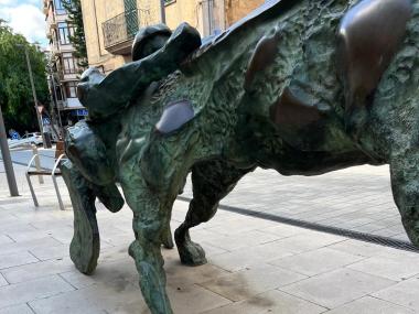 Manacor ret homenatge a l’artista Llorenç Ginard amb una una rajola amb la seva signatura i un tòtem explicatiu a la plaça des Cós