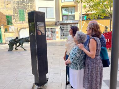 La família Ginard, davant el nou tòtem instal·lat. 