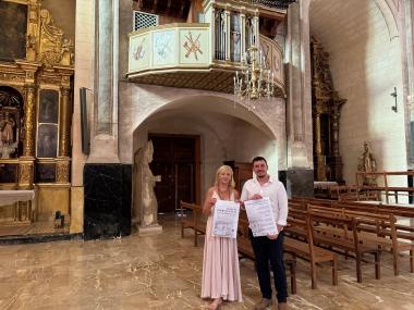 El delegat de Cultura, Ferran Montero, i la presidenta de l'Associació d'Amics de l'Orgue, Bàrbara Duran