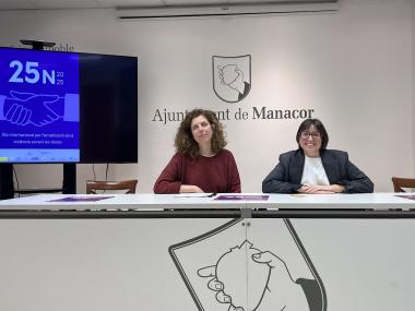 La delegada d'Igualtat, Carme Gomila, amb la tècnica Laura Socies. 