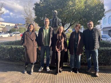 Presentació de l'homenatge a Antoni Mus, davant el bust a la plaça que té dedicada a Manacor