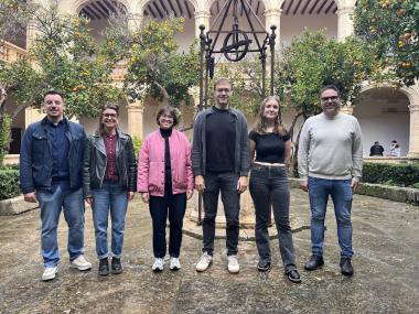 Joves de Mallorca per la Llengua i els representants de l'Ajuntament de Manacor, encapçalats pel batle Oliver. 