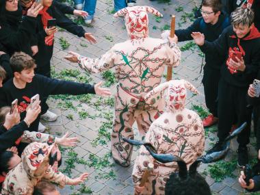 Arribada dels dimonis a la Sala. 