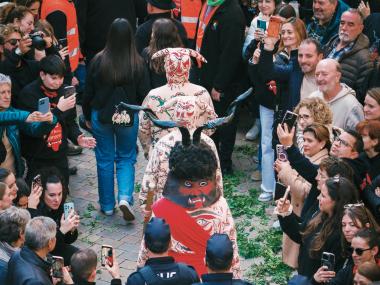 Arribada dels dimonis a la Sala. 