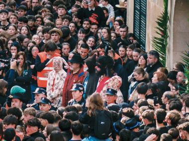 Arribada dels dimonis a la Sala. 