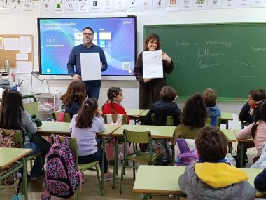 L’Escola Municipal de Mallorquí dedica el calendari 2026 als embarbussaments i el fa arribar a totes les escoles del municipi