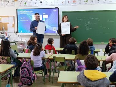 L’Escola Municipal de Mallorquí dedica el calendari 2026 als embarbussaments i el fa arribar a totes les escoles del municipi