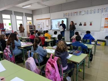 L’Escola Municipal de Mallorquí dedica el calendari 2026 als embarbussaments i el fa arribar a totes les escoles del municipi