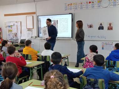 L’Escola Municipal de Mallorquí dedica el calendari 2026 als embarbussaments i el fa arribar a totes les escoles del municipi