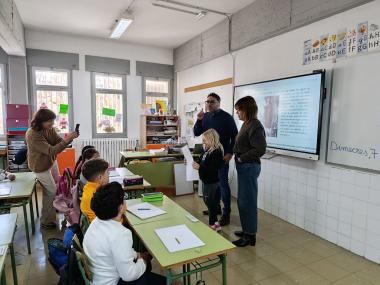 L’Escola Municipal de Mallorquí dedica el calendari 2026 als embarbussaments i el fa arribar a totes les escoles del municipi