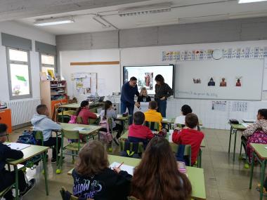 L’Escola Municipal de Mallorquí dedica el calendari 2026 als embarbussaments i el fa arribar a totes les escoles del municipi