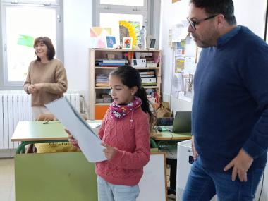 L’Escola Municipal de Mallorquí dedica el calendari 2026 als embarbussaments i el fa arribar a totes les escoles del municipi