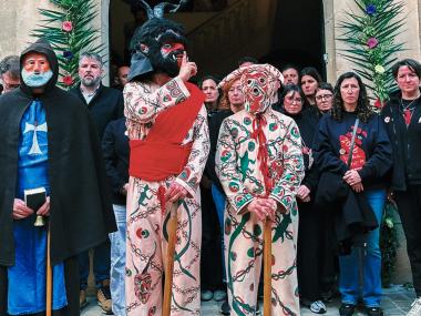 Dol i respecte en memòria de Miguel Ángel Florez davant la Sala. 