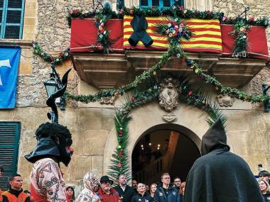 Dol i respecte en memòria de Miguel Ángel Florez davant la Sala. 