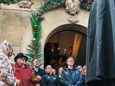 Dol i respecte en memòria de Miguel Ángel Florez davant la Sala. 