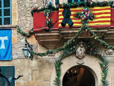 Dol i respecte en memòria de Miguel Ángel Florez davant la Sala. 