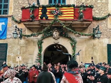 Dol i respecte en memòria de Miguel Ángel Florez davant la Sala. 