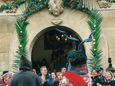 Dol i respecte en memòria de Miguel Ángel Florez davant la Sala. 