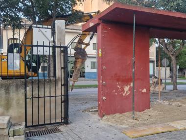 Demolició de la marquesina d'accés al Parc Municipal 
