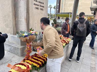 Ofrena floral a Antoni M. Alcover