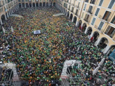 El Correllengua 2024 va aplegar desenes de milers de persones a la plaça Major de Palma. Fotografia: Isaac Buj. 