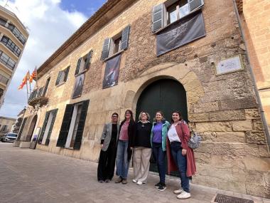 La fotògrafa Núria Sánchez, la delegada d'Igualtat, Joana Maria Llull, amb dones que han participat en l'exposició. 