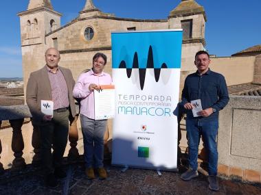 El delegat de Cultura, Ferran Montero, amb el director de la Temporada, Xavier Gelabert, i Pedro Móra, director comercial d'Antonio Cabot Fornés. 