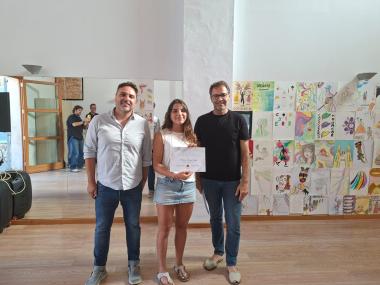 El batle i el delegat de Política Lingüística amb una de les finalistes. 