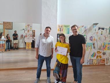 El batle i el delegat de Política Lingüística amb l'autor del cartell guanyador d'enguany. 