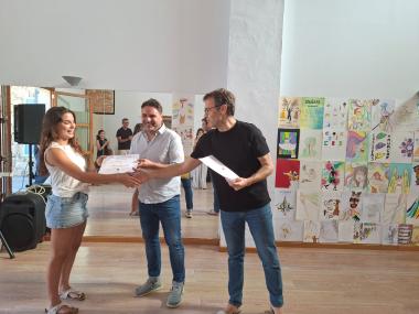 El batle i el delegat de Política Lingüística amb una de les finalistes. 