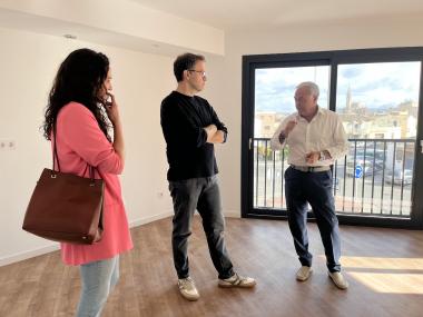 El batle de Manacor, Miquel Oliver, i la delegada d'Urbanisme, amb el promotor, en el moment de la recepció del pis. 