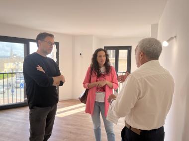 El batle de Manacor, Miquel Oliver, i la delegada d'Urbanisme, amb el promotor, en el moment de la recepció del pis. 