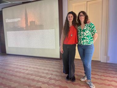 La fotògrafa Marina Cánovas amb la gerent de la IPAMA, Amàlia Salas. 