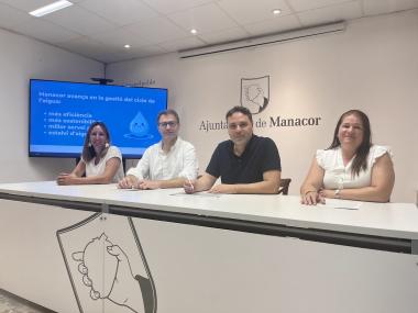 El batle de Manacor, Miquel Oliver; amb el president de la SAM, Sebastià Llodrà; la vicepresidenta, Maria del Mar Nicolau; i la treballadora, Neus Melis. 