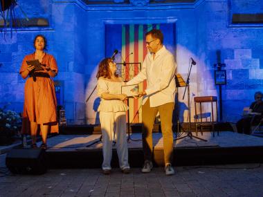 El batle, Miquel Oliver, entrega l'obsequi a la pregonera, Rosa Sunyer. 