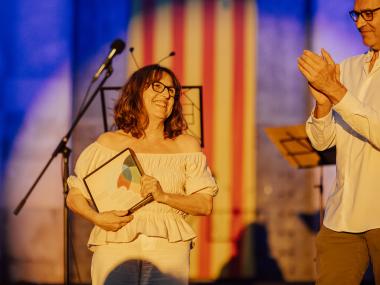 Rosa Sunyer, amb l'obsequi, devora el batle Miquel Oliver. 